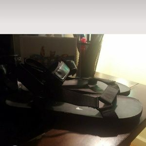 Kenneth Cole black sandals